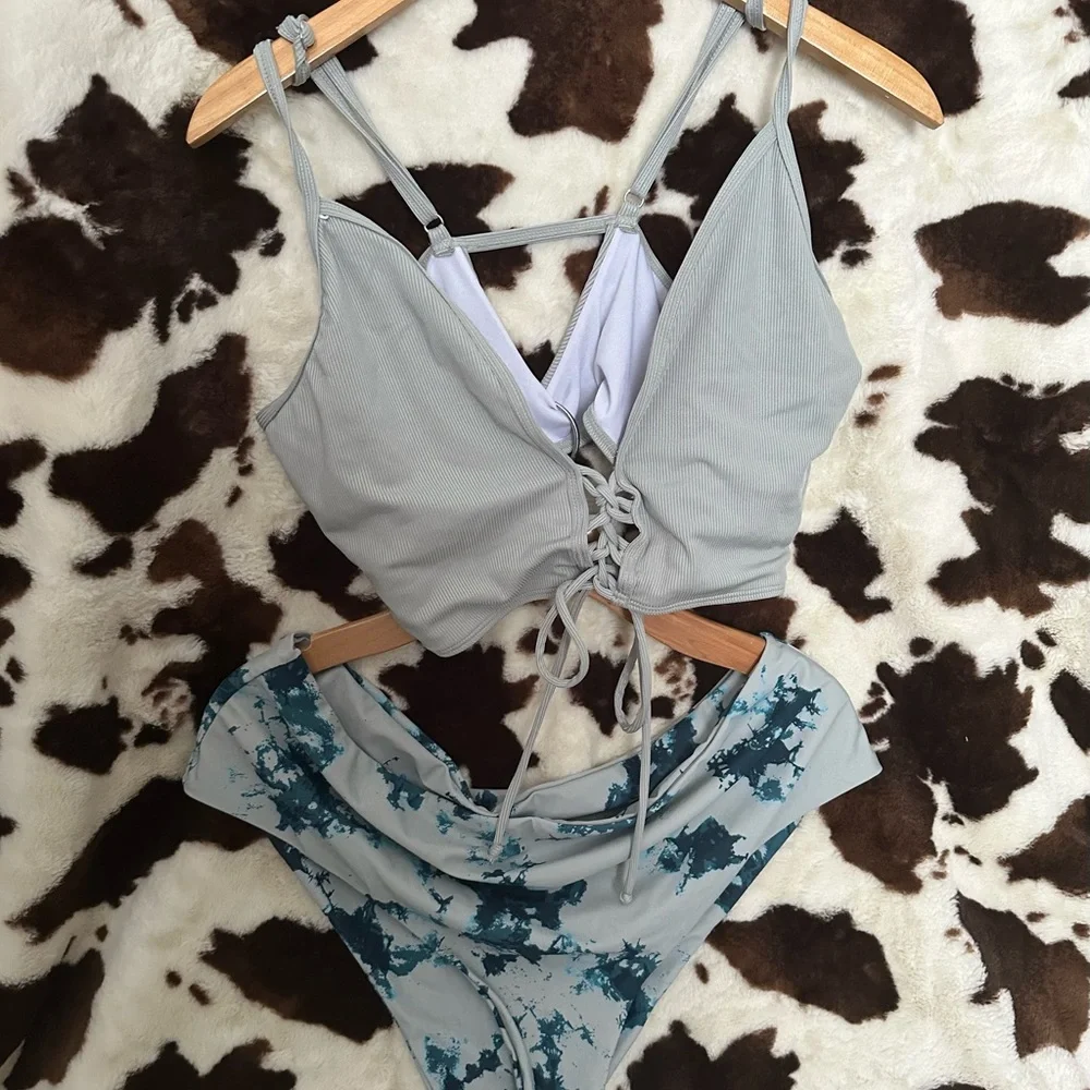 Bikini - Picture 2 of 2